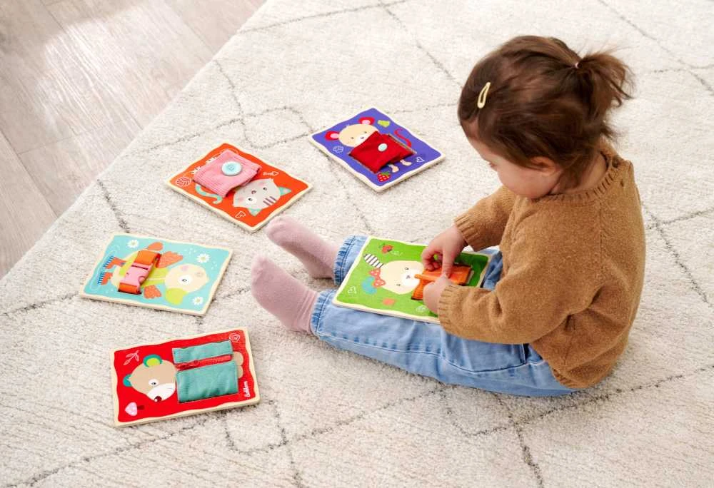 Medinės edukacinės žaidimų lentos su gyvūnų apranga