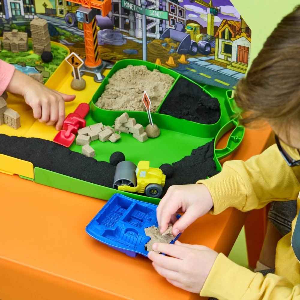 Piasek kinetyczny Plac Budowy Kinetic Sand 793g + priedai