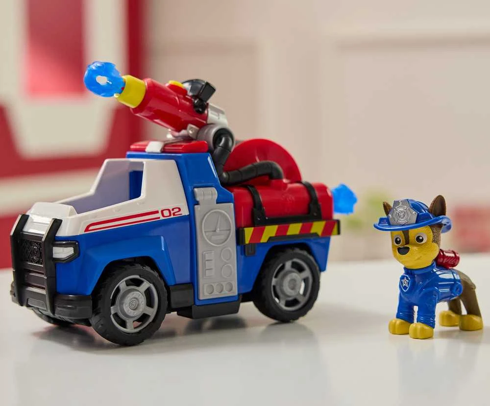 „Paw Patrol“ ugniagesių gelbėjimo automobilis su „Chase“ policijos automobilio figūrėle ir vandens raketomis