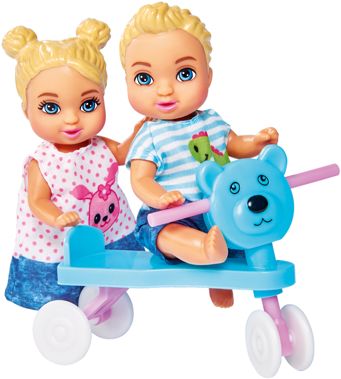 Simba Steffi Love Mama Doll vaiko kambaryje, kuriame yra 3 vaikai 28 elementai.