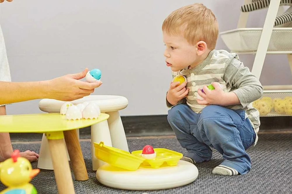 1581 TOMY čiuožykla. spalvingi kiaušiniai