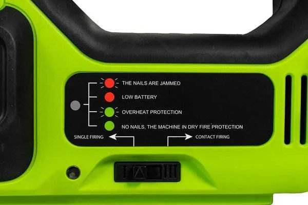Greenworks viniakalės valdymo skydelis ir indikatoriai