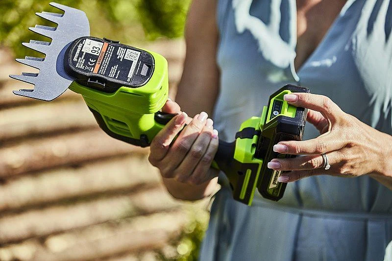 Greenworks G24SHTK2 akumuliatorinės gyvatvorių žirklės aprašymas - Prekės nuotrauka Greenworks G24SHTK2 akumuliatorinės gyvatvorių žirklės aprašymas - Prekės nuotrauka