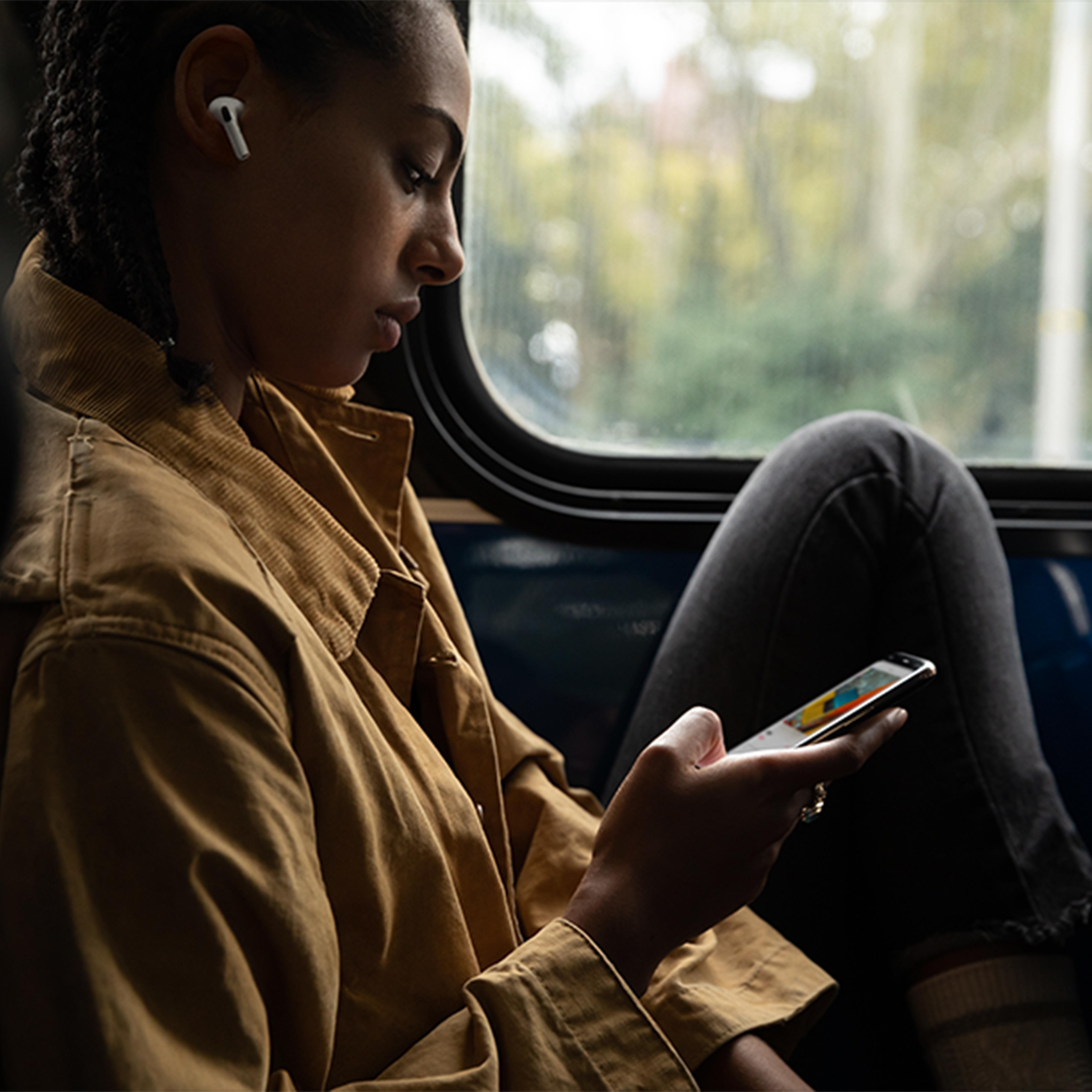 Apple AirPods Pro bevielės ausinės (2021) MLWK3ZM/A kaina 229,00 € |  iStore.lt