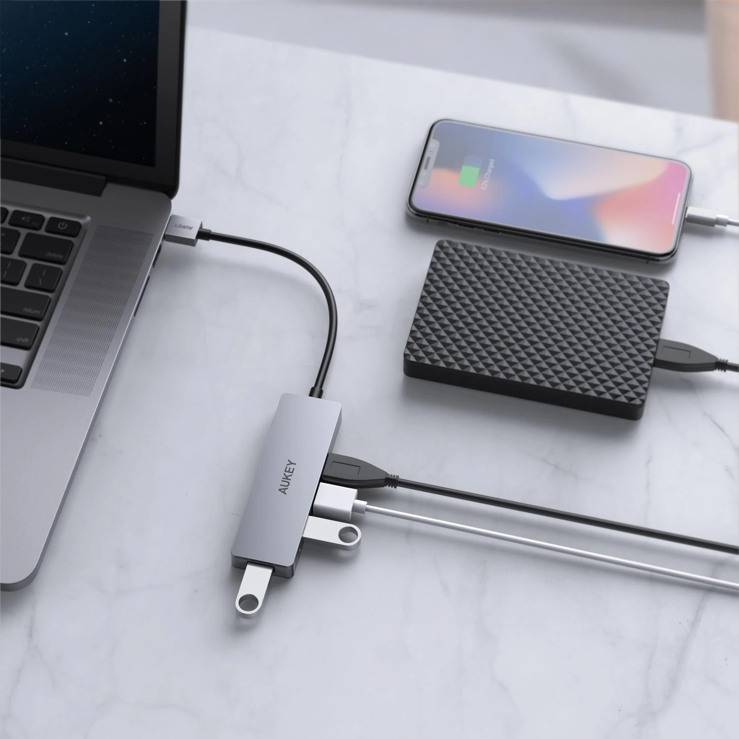 USB-C šakotuvas prijungtas prie kompiuterio