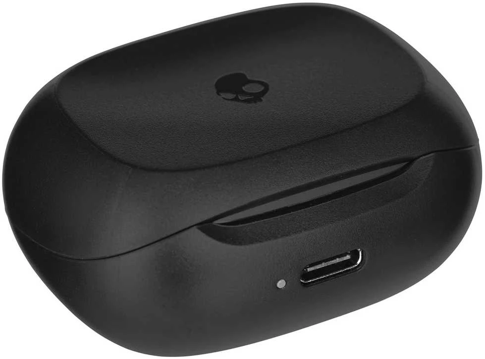 Juodas Skullcandy ausinių dėklas su USB-C jungtimi
