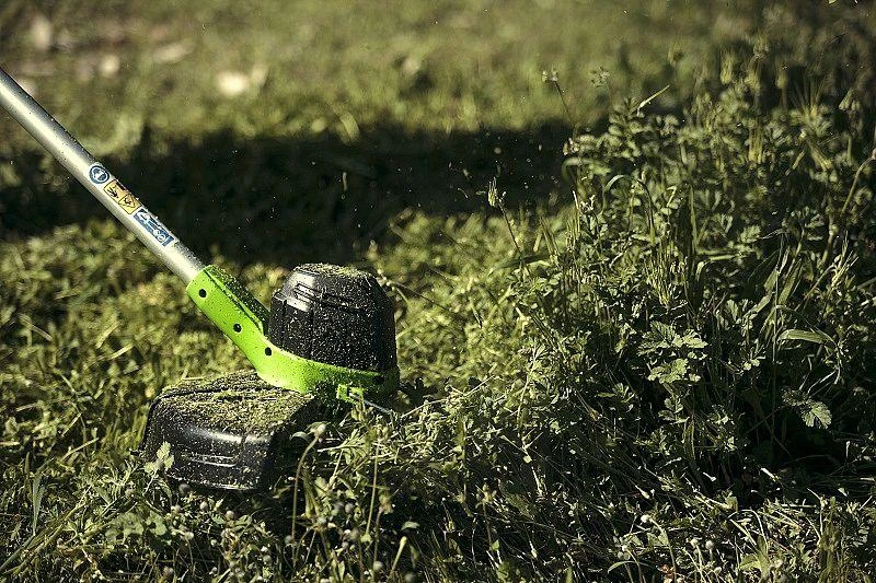 Greenworks 40V žoliapjovė su 2Ah akumuliatoriumi ir krovikliu [G40LTK2]