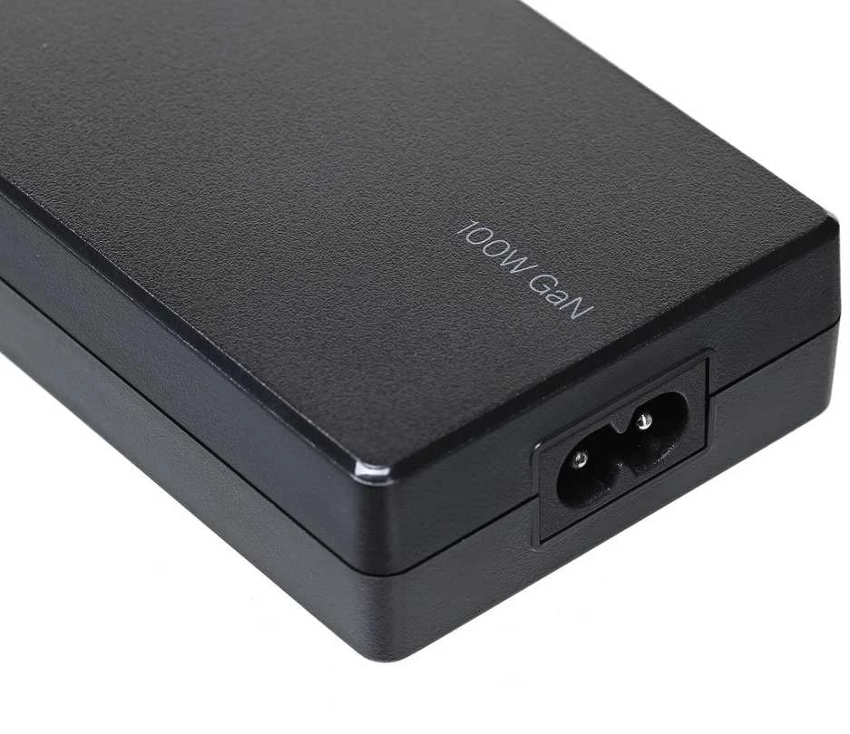 Juodas 100W GaN Belkin maitinimo adapteris su maitinimo jungtimi