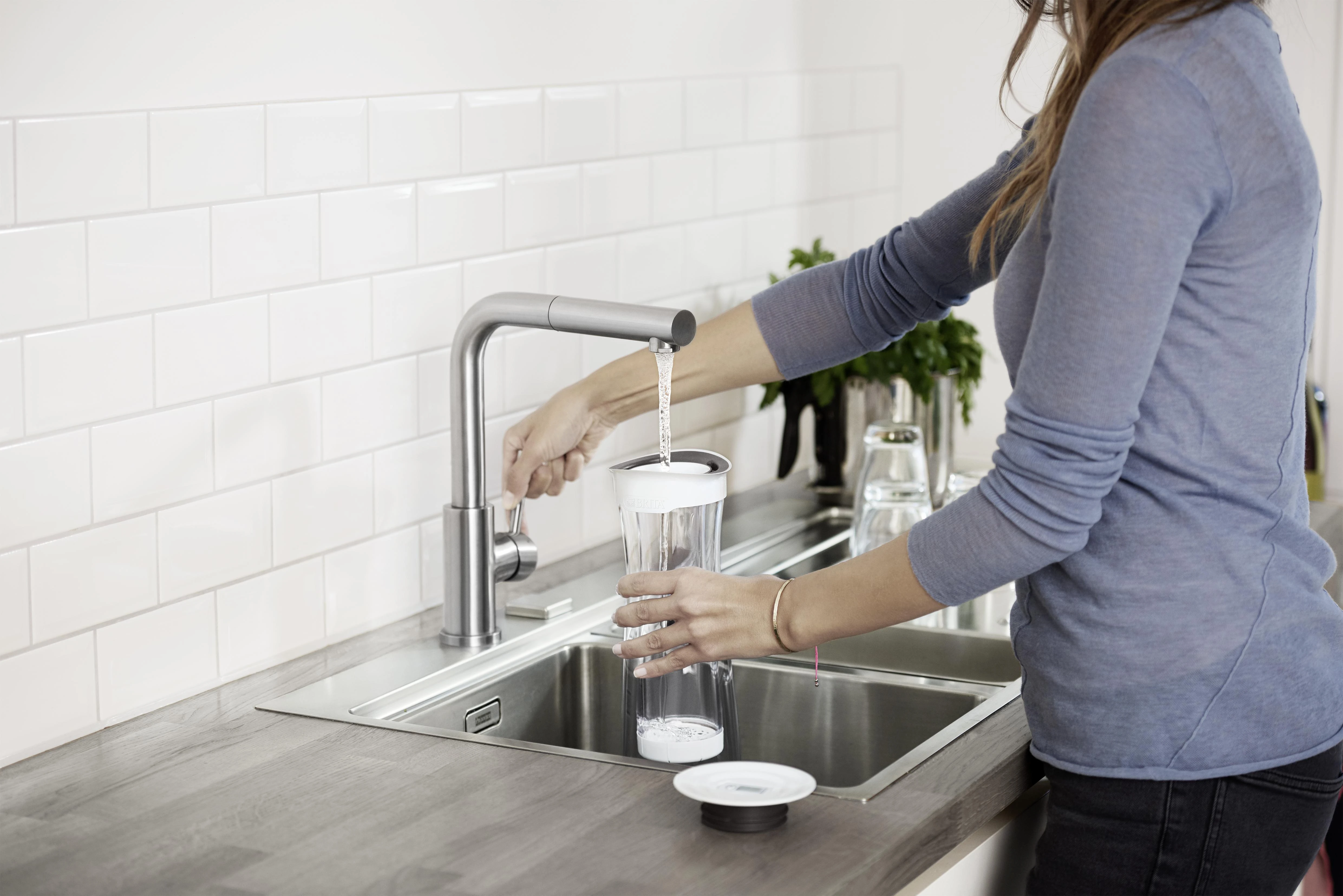 Vandenį filtruojantis grafinas Brita Fill&Serve Mind 1.3L (Baltas/Pilkas)