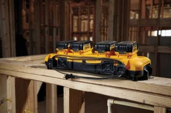 DEWALT keturvietis Įkroviklis DCB104 XR 8A