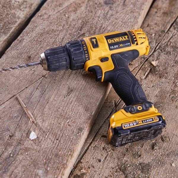 DeWalt DCD716D2-QW suktuvo grąžtas ant medienos