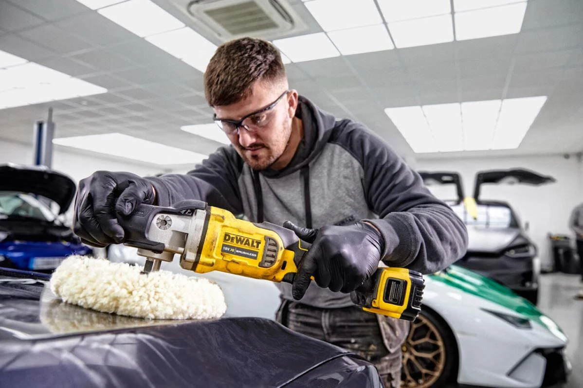 DeWalt DCM849N akumuliatorinė poliravimo mašinėlė dirbant