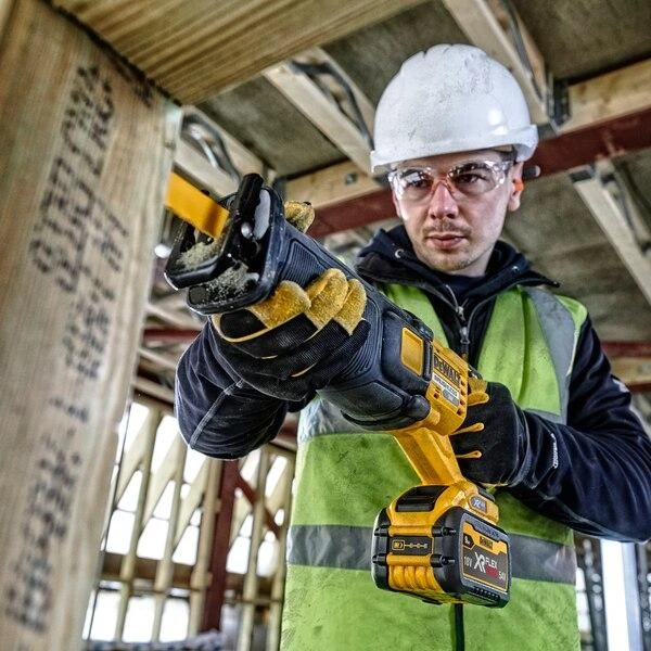 DeWalt tiesinis pjūklas naudojimo metu