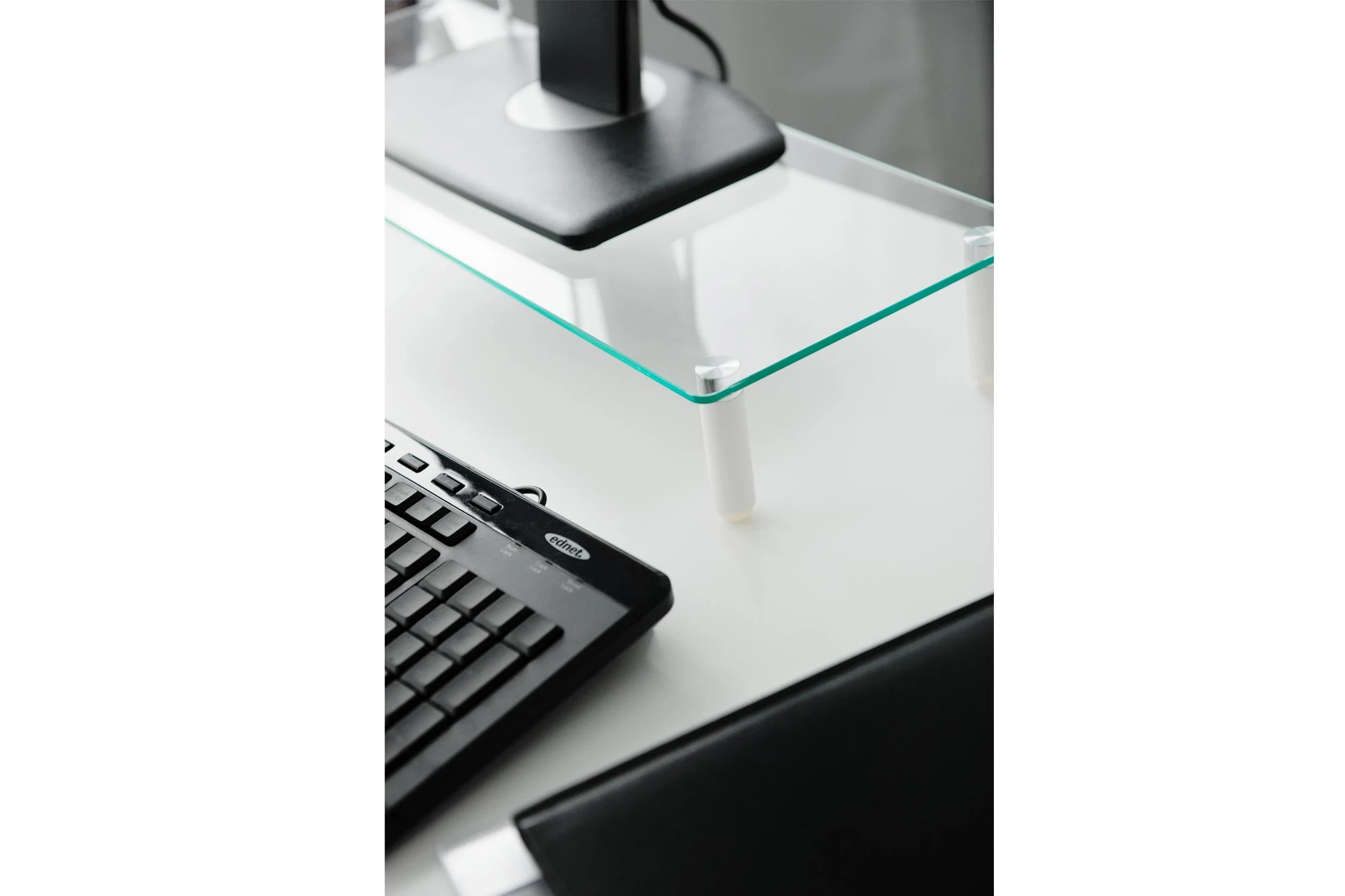 Laikiklis Assmann Electronic DIGITUS stiklinis monitoriaus stovas maks.20KG 56x21x8cm