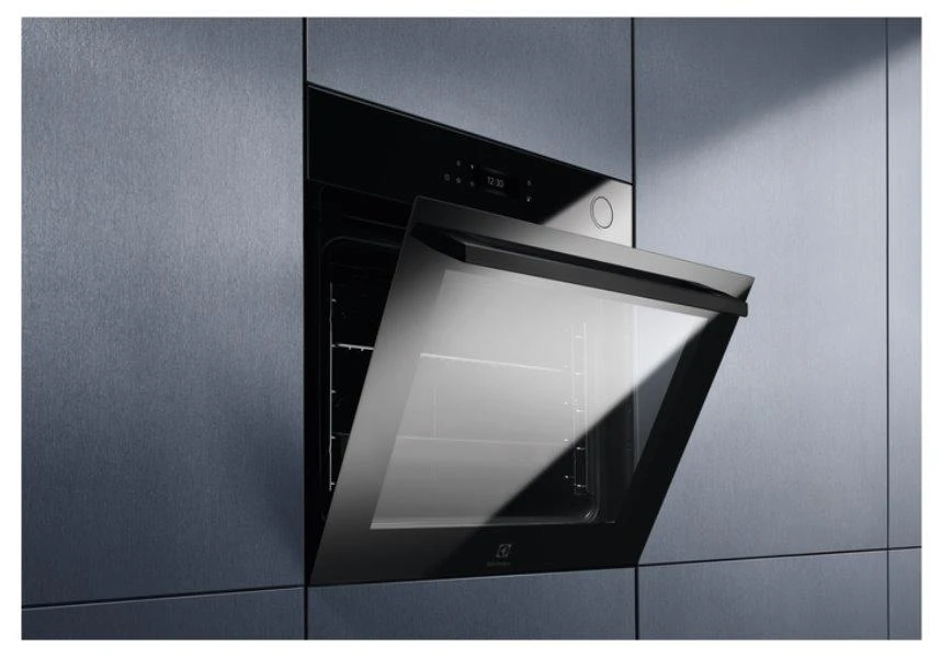 Įm.72 litrų garinė juodos spalvos orkaitė Electrolux EOC8P39WZ