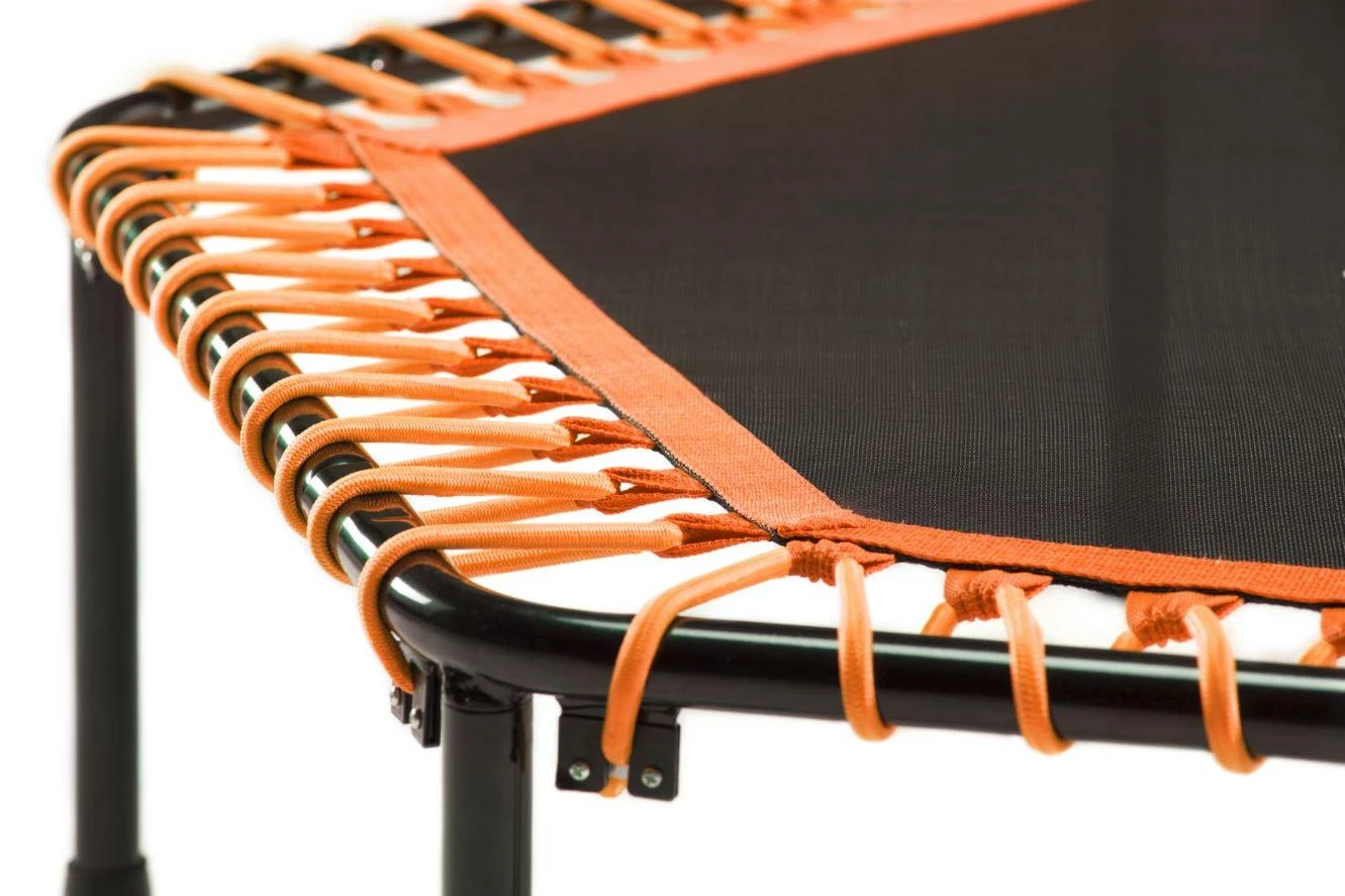 Fitneso batutas su oranžine elastine sistema