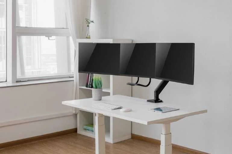 Laikiklis GEMBIRD Ant stalo tvirtinama reguliuojama monitoriaus rankena 3 monitoriams (Pažeista pakuotė)
