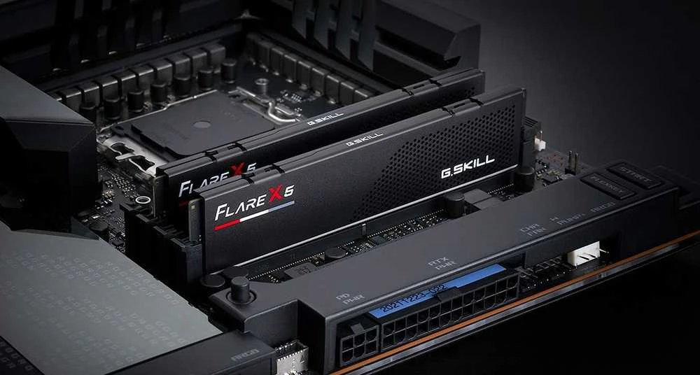 G.Skill Flare X5 atmintis įmontuota pagrindinėje plokštėje