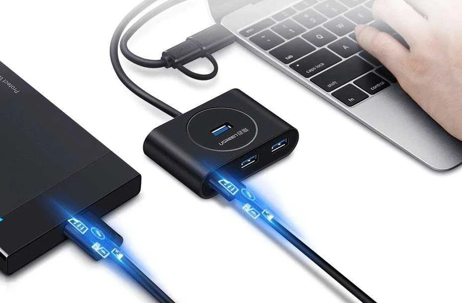 UGREEN USB šakotuvas su prijungta įranga