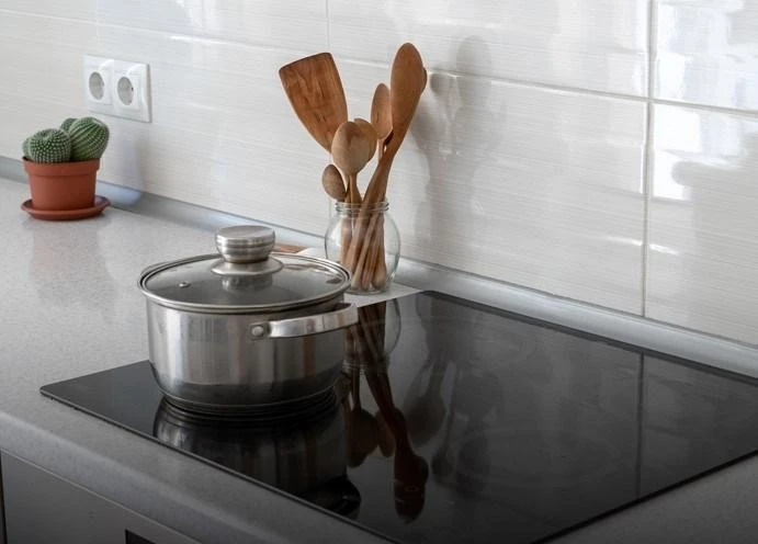 INDESIT | Kaitlentė | IB 65B60 NE | Indukcija | Degiklių / virimo zonų skaičius 4 | Palieskite | Laikmatis | Juodas