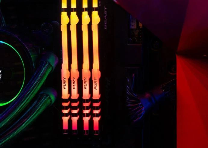 Kingston FURY Beast RAM su oranžiniu RGB apšvietimu