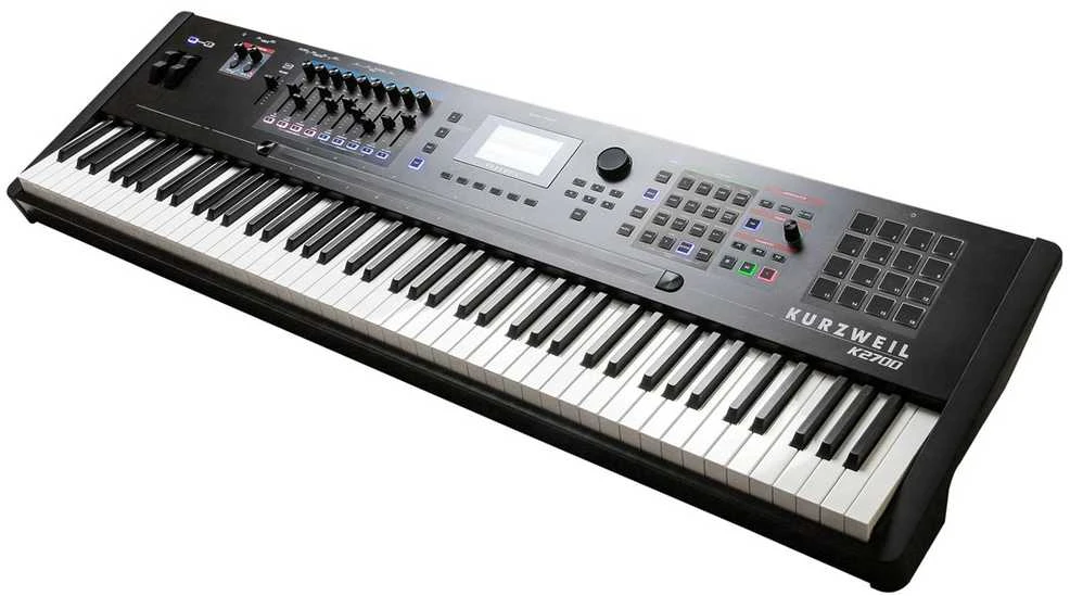 Kurzweil K2700 - sintezatorius/darbo stotis