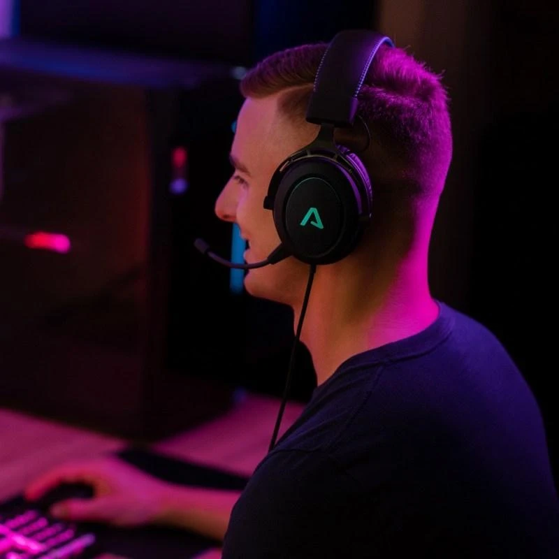 Lamax Heroes General1 žaidimų ausinės naudojimo metu