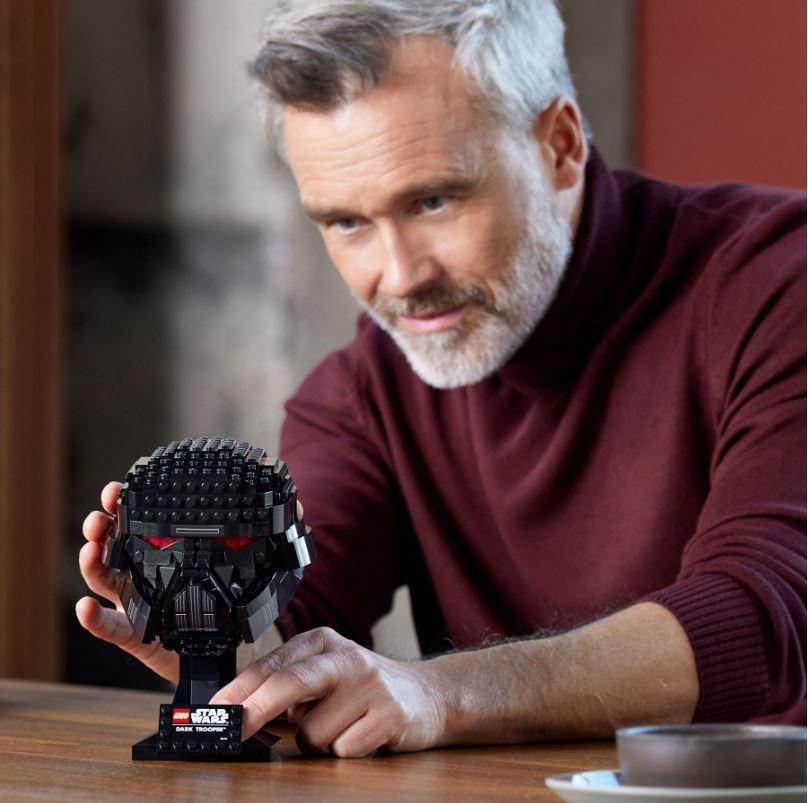 LEGO® Star Wars Tamsiojo kario™ šalmas (75343)