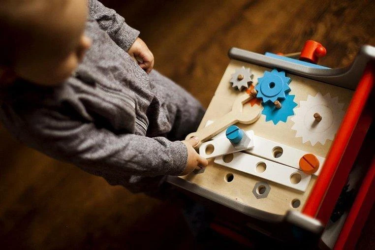 JANOD medinis magnetinis stumdukas-veiklos centras BRICO KIDS DIY TROLLEY