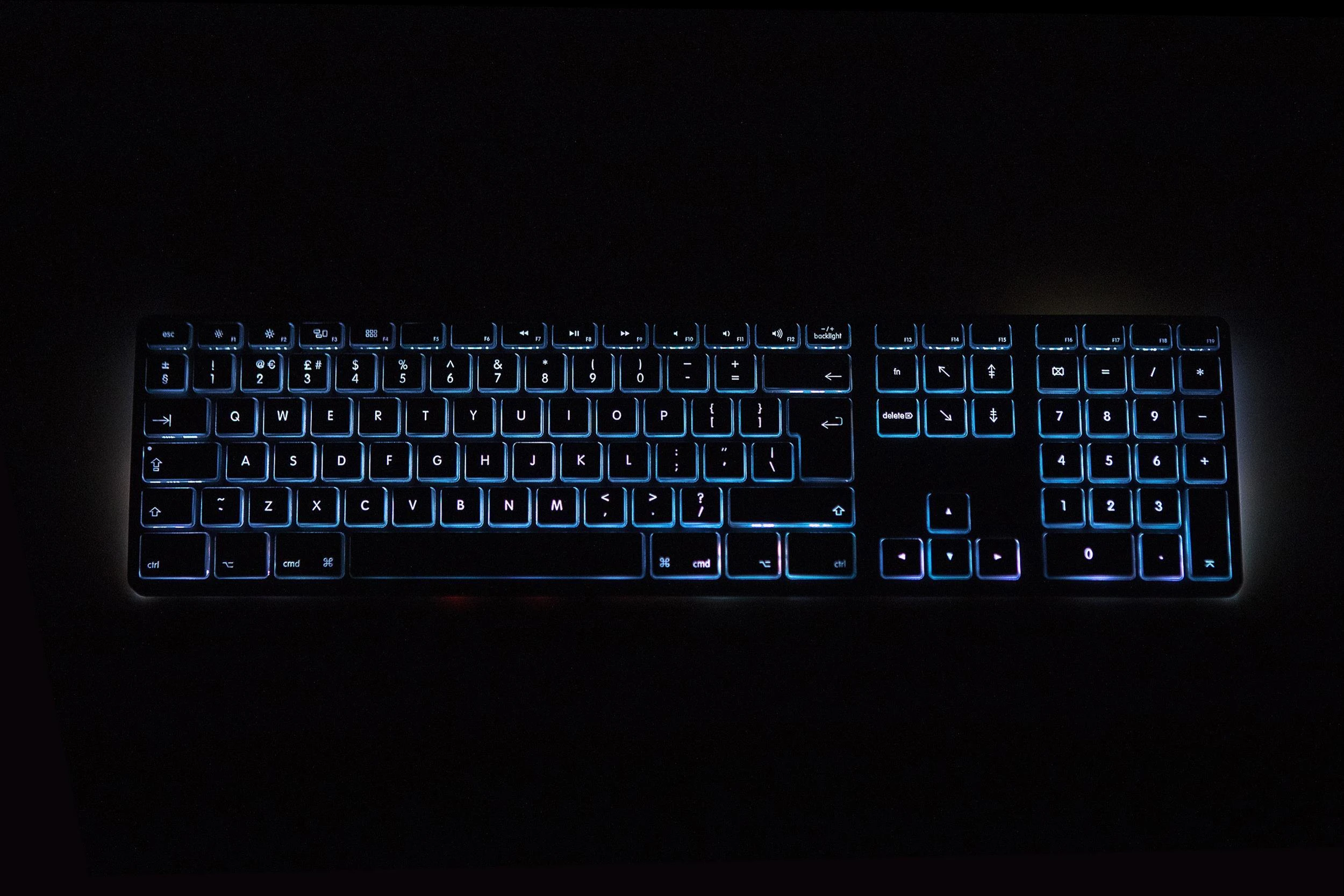 Klaviatūra Matias FK318 su laidu 100% (full-size) su pašvietimu pilka