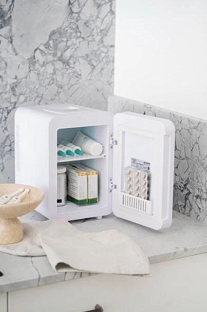 Adler | Mini šaldytuvas with mirror | AD 8085 | Free standing | Larder | Height 27 cm | Šaldytuvas net capacity 4 L | Baltas