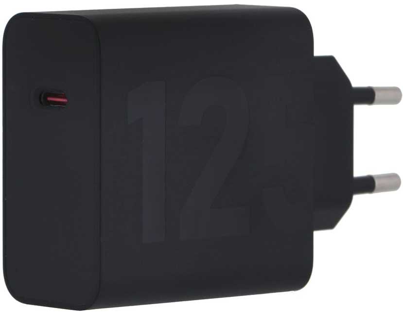 Motorola TurboPower kelioninis įkroviklis USB-C 125W su USB-C/USB-C kabeliu juodos spalvos