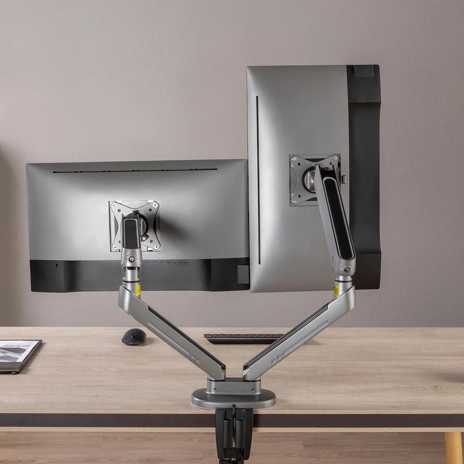 Laikiklis „NanoRS“ dviejų monitorių žaidimų laikiklis, RGB LED apšvietimas, 17–32 colių, maks. 9kg, VESA 75x75 / 100x100, RS166