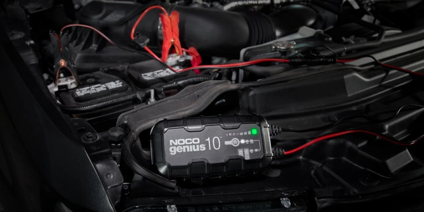 NOCO Genius10 įkroviklis prijungtas prie automobilio akumuliatoriaus