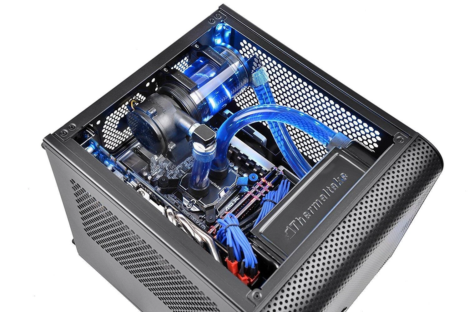 THERMALTAKE Core V1 Mini-ITX Case 2x USB 3.0 ir 1x HD Audio I/O jungtis viršuje, vienas iš anksto įdiegtas 200 mm ventiliatorius