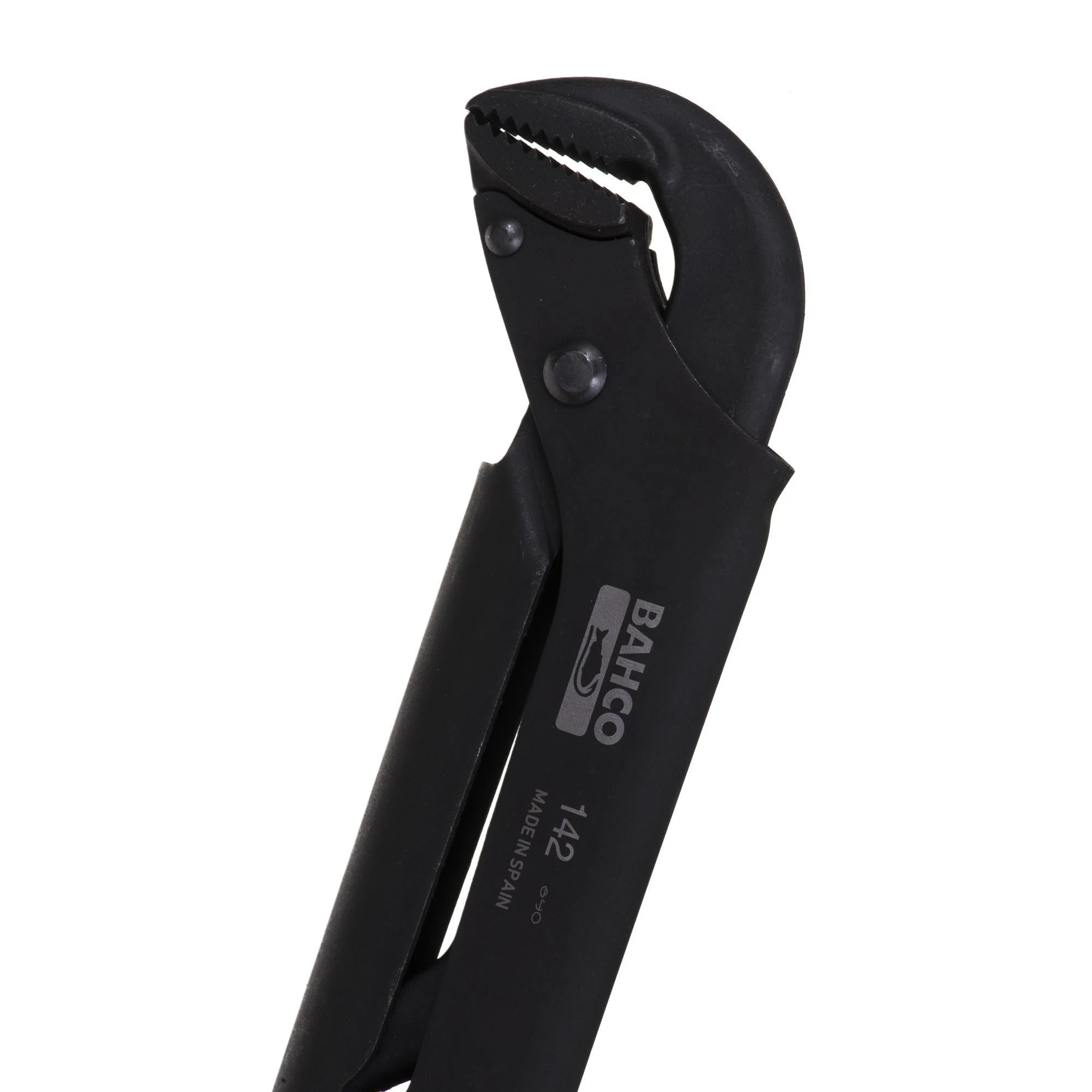 Bahco Universalus raktas vamzdžiams. Bendras ilgis 4256mm. Maksimalus 65 mm. 1 1/2" vamzdžiui. Oksiduotas, anktikorozinis padengimas,grūdintos siaurintos žiotys, neslystantys dantys. Aukščiausia klasė