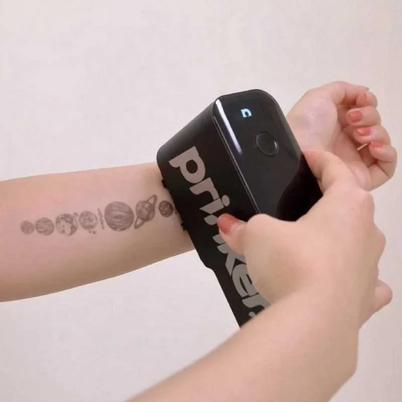 Prinker M laikino tatuiravimo įrenginys ant rankos