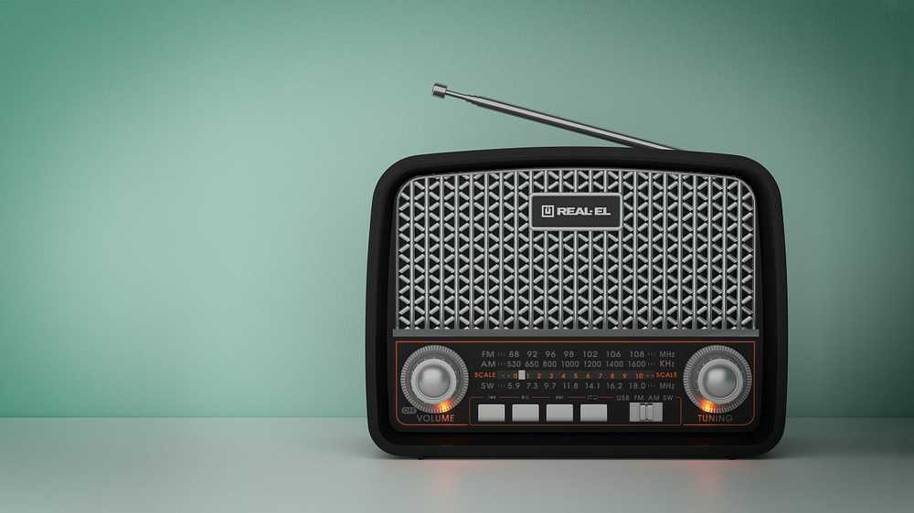 Radijas REAL-EL X-520 juodos spalvos