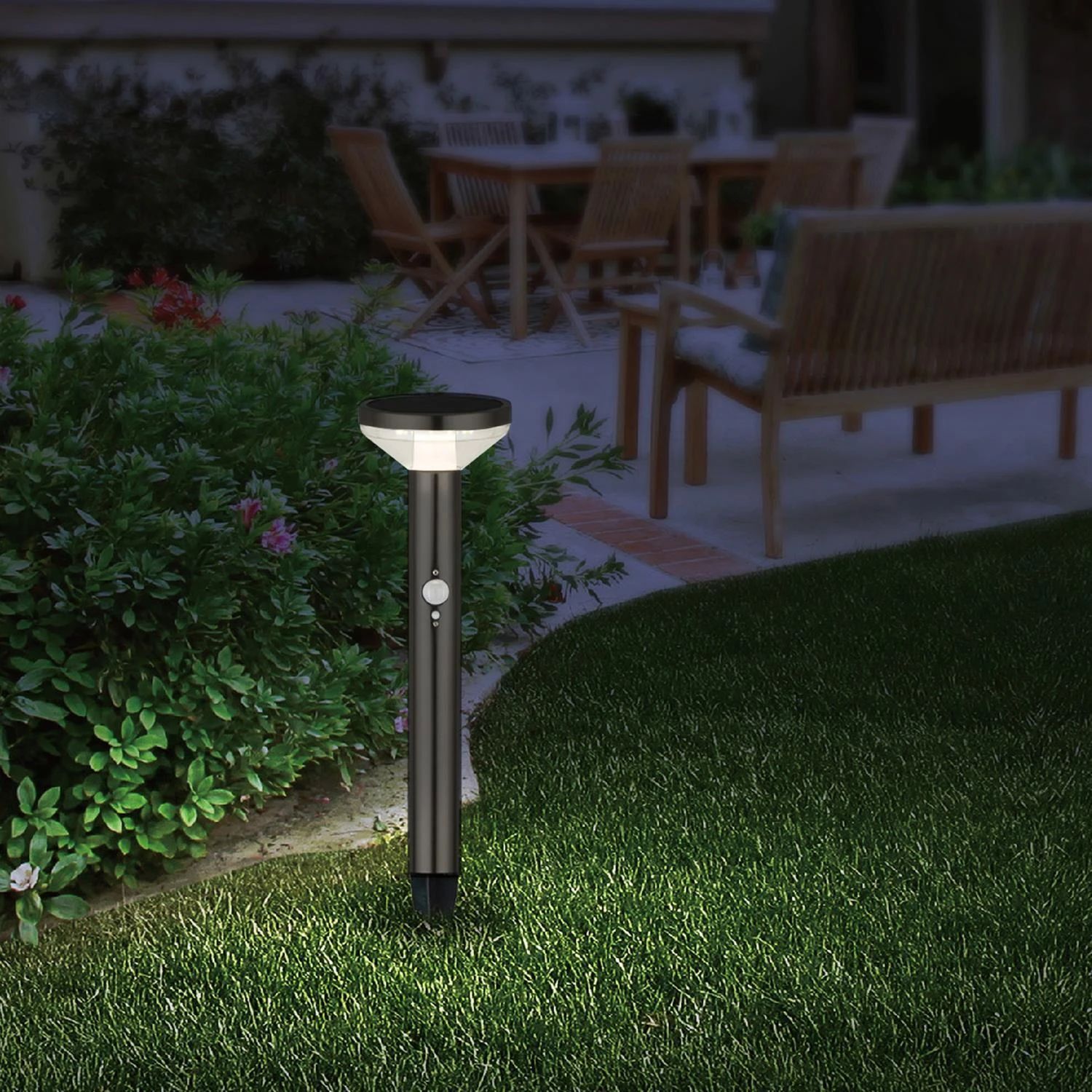 Lubinis šviestuvas Saulės LED lempa su Maclean jutikliu, juoda, IP44, 3 šviesos režimai, Li-ion 18650 baterija 3,7V 1200 mAh, įjungimo jutiklis, MCE465 B