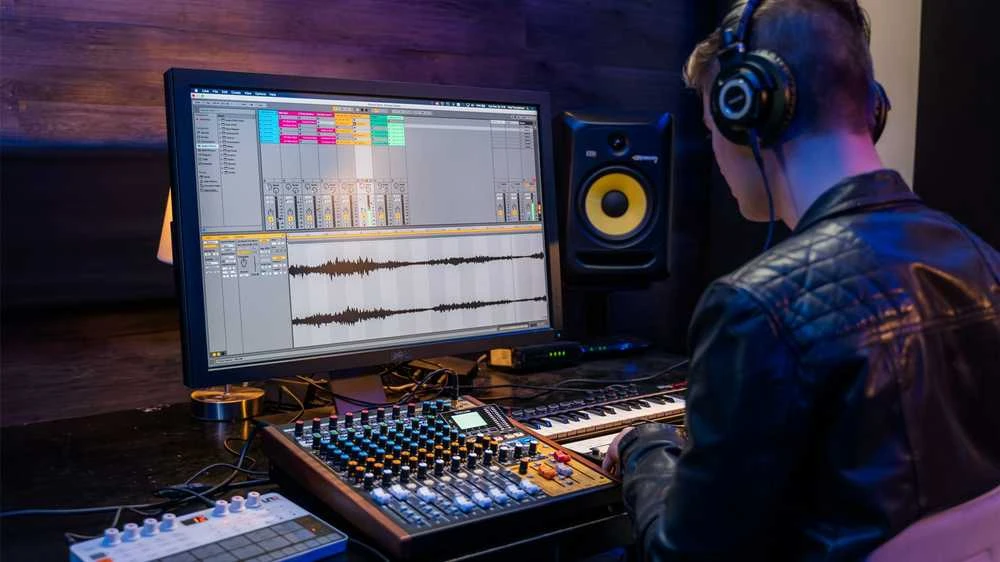 Garso Pultas - Tascam Model 12 12 Kanalų, USB Type-C, Juodas, Medinis