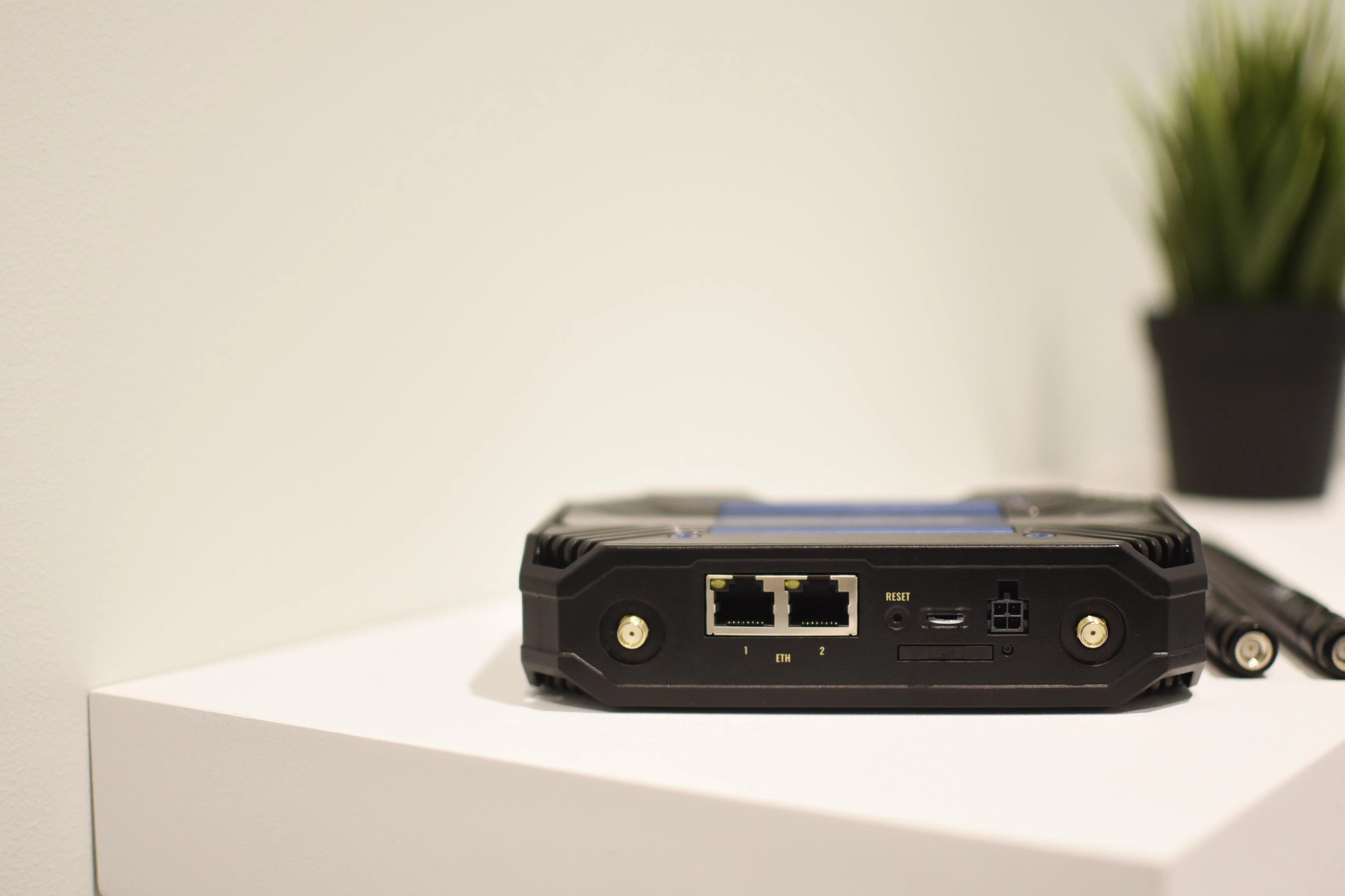 Teltonika Dual LTE Cat 6 Maršrutizatorius TCR100 802.11ac, 42+300 Mbit/s, 10/100 Mbit/s, Ethernet LAN (RJ-45) jungtys 2, Mesh Support Taip, MU-MiMO Taip, 4G, Antenos tipas Išorinis / Vidinis