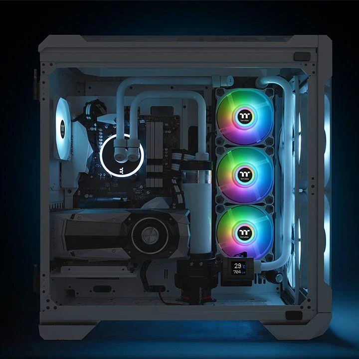 Thermaltake ventiliatoriai su RGB apšvietimu kompiuterio korpuse