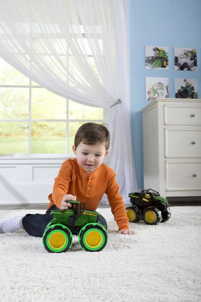 Tomy JOHN DEERE traktorius su šviečiančiais ratais Monster, 46434