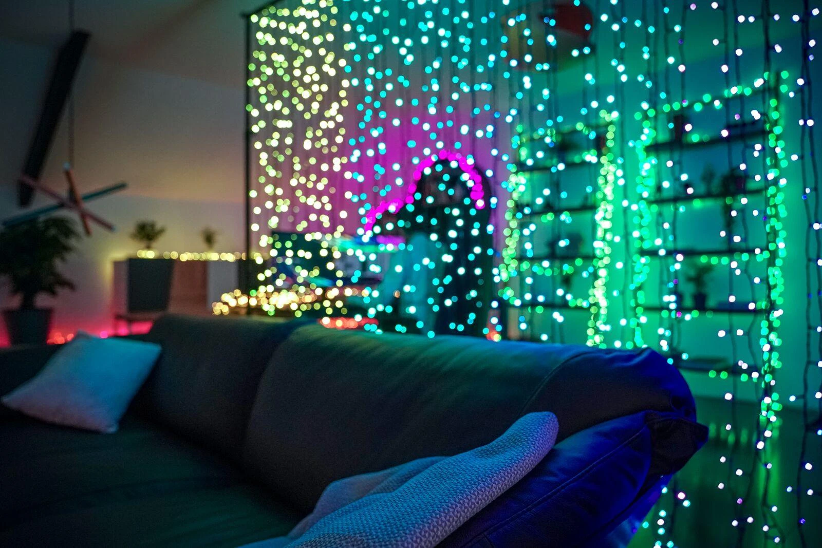 Kalėdinė išmanioji lempučių girlianda Twinkly Curtain 210L 5mm RGBW, užuolaidos, daugiaspalvės