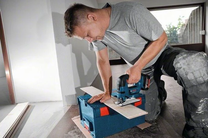 Akumuliatorinis siaurapjūklis Bosch GST 18 V-LI B be akumuliatoriaus ir kroviklio, kartoninė pakuotė