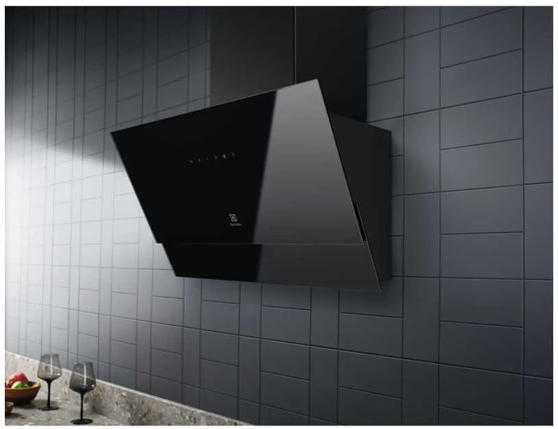 Juodos spalvos 60 cm pločio prie sienos montuojamas gartraukis Electrolux LFV626K