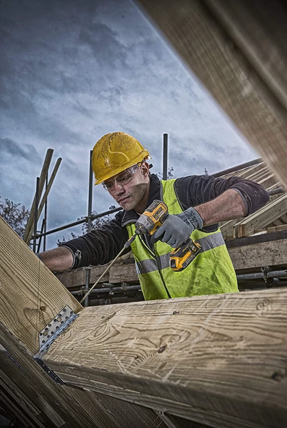 Dewalt smūginis suktuvas atliekant stogo montavimo darbus