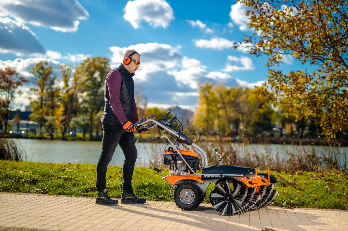 Benzininė šlavimo mašina VILLAGER VSS 100, 3.6 kW