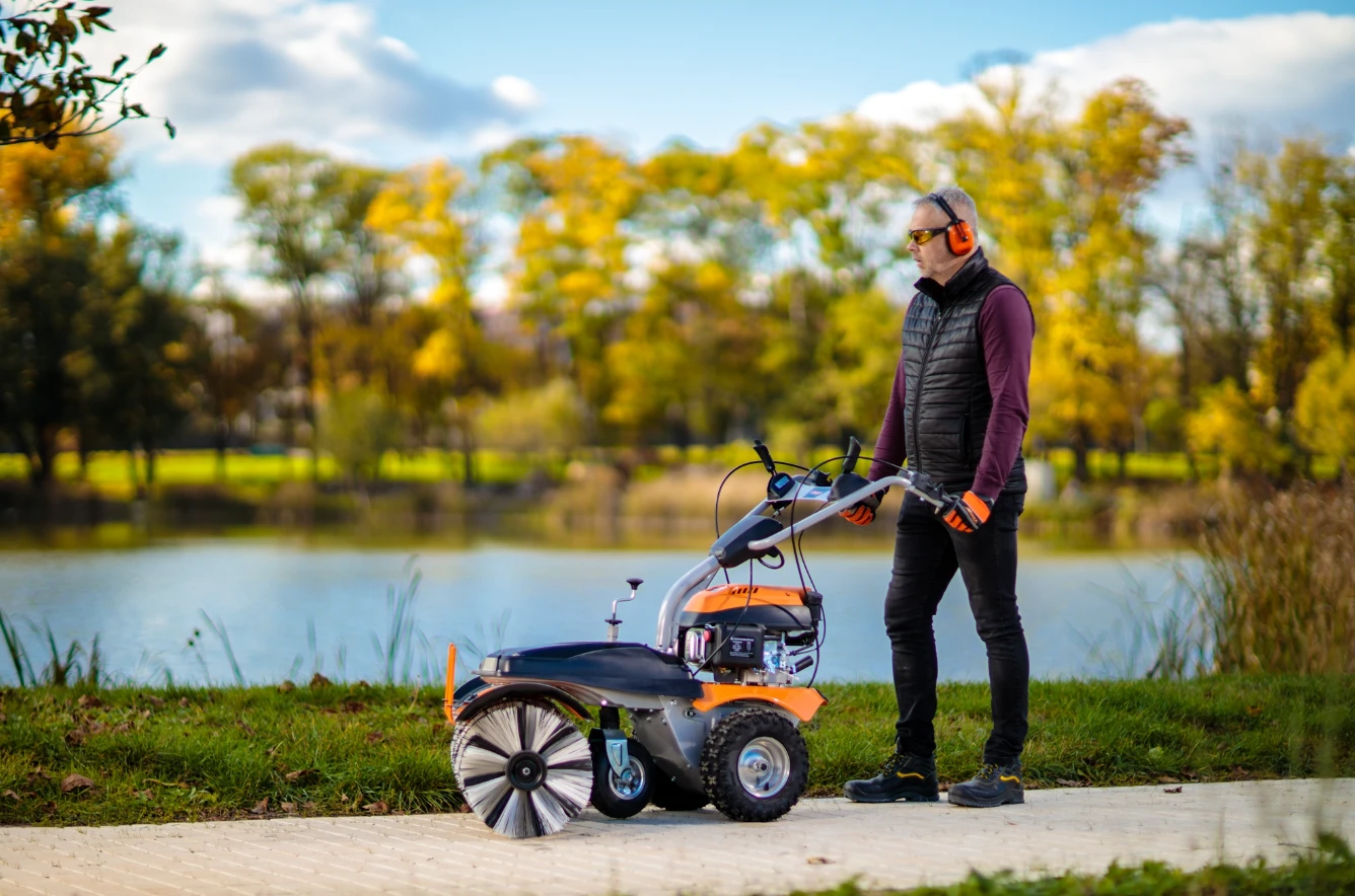 Benzininė šlavimo mašina VILLAGER VSS 100, 3.6 kW