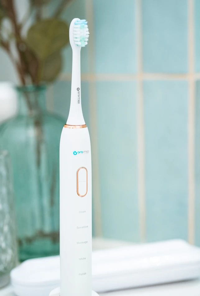 Elektrinis dantų šepetėlis Oromed Oro-Brush, Baltas